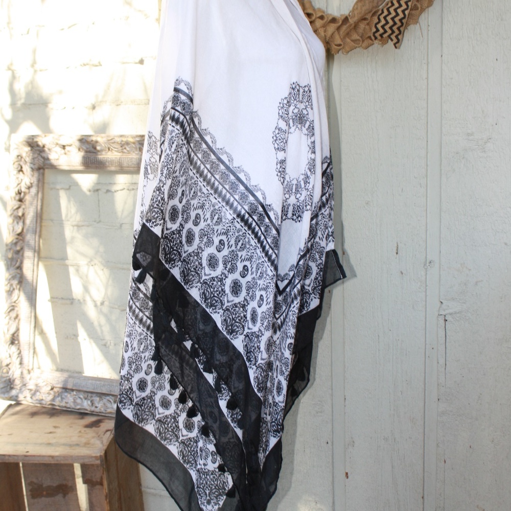 NWT Shawl in black and white One size - Picture 2 of 4